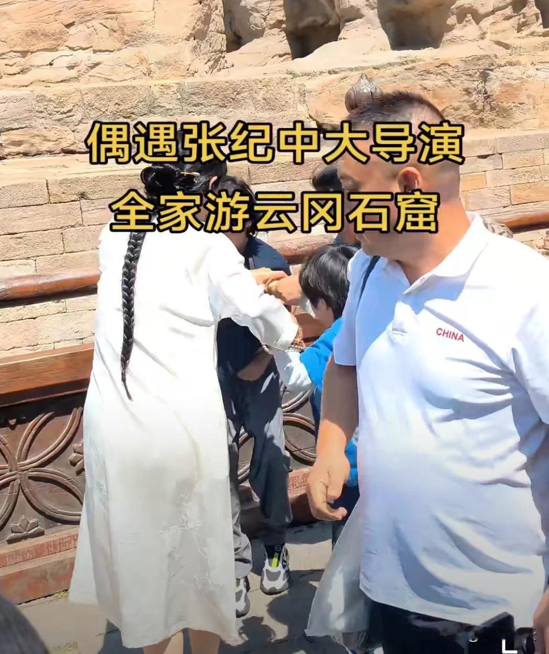 张纪中两个儿子发生争执，大同旅游张纪中导演两个儿子掐架后大儿子不配合拍照耍脾气，