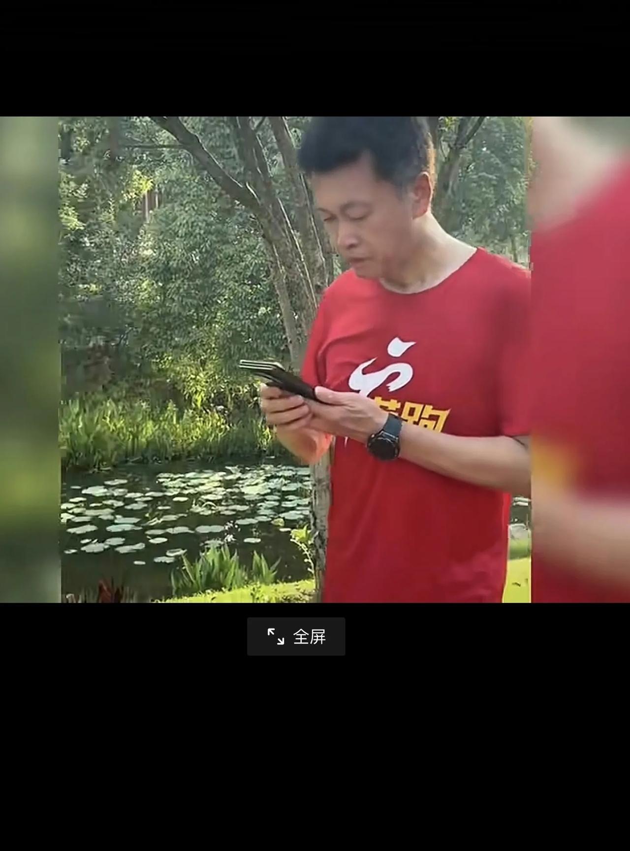 网友们格外关注荣昌区委高书记的一举一动，就连高书记走路时手拿的手机都拍得一清二楚