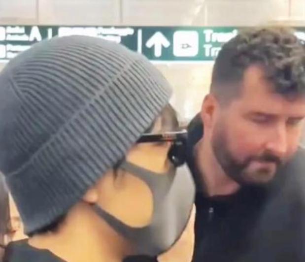 近日，肖战亮相米兰时装周，其身边一位身形高大的外籍保镖意外出圈。这位保镖身高近2