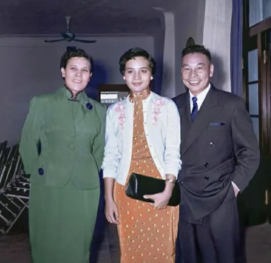 上世纪六十年代，蒋经国夫妇与女儿蒋孝章合影。女儿长的很漂亮啊！