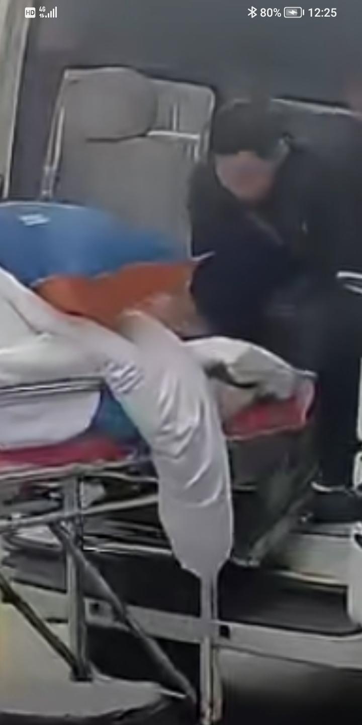 傻眼了吧？儿子下彩礼要30万，母亲凑不出来，给母亲吵架，逼母亲借也得借，母亲被逼