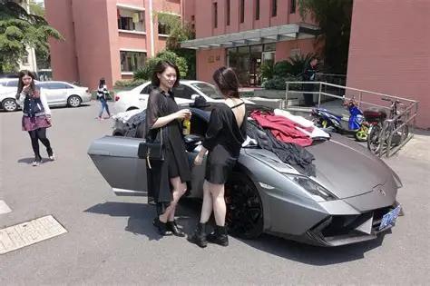 女大学生走的真是捷径吗？有豪车停在校门口，车顶放瓶饮料，女生拿走，利索地坐进副驾