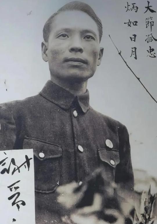 1941年，谢晋元在租界被软禁，带队出早操时，发现少了四名士兵，便去询问情况。这