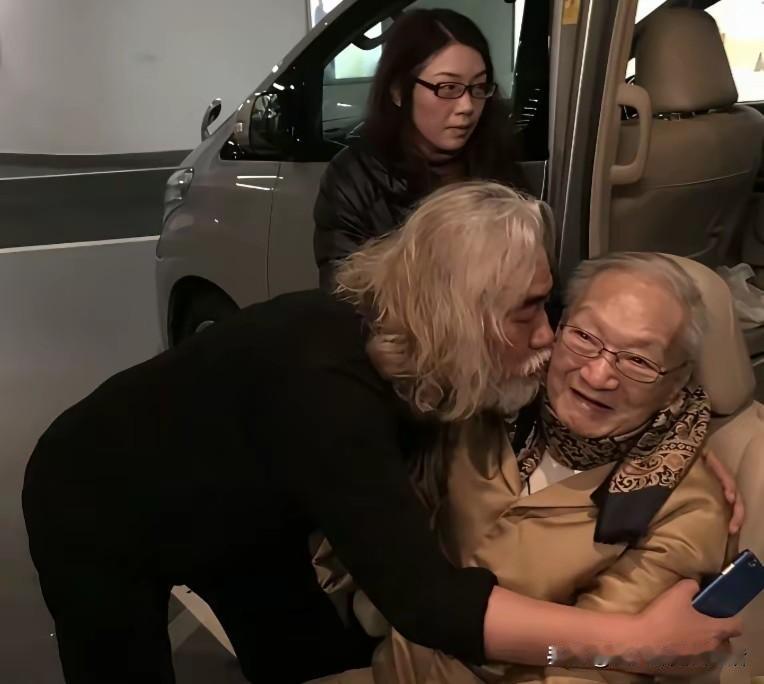 真的是金庸成就了张纪中。张纪中取得了金庸的信任，自2001年起陆续改编金庸多部