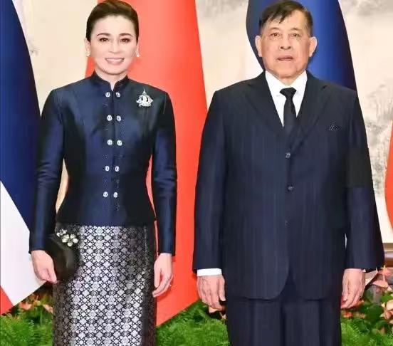 很多人还没弄清楚泰国为什么要打柬埔寨，领土争端和地雷的事情，都是借口，实际上，泰