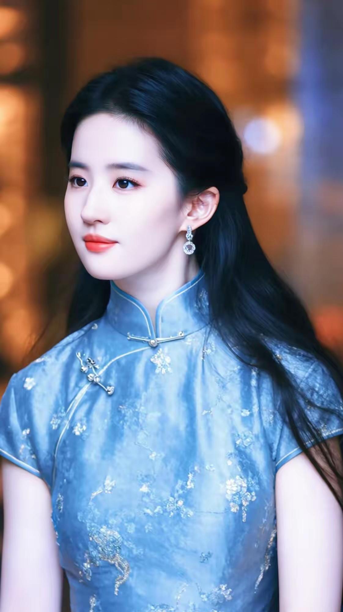 “神仙姐姐”跌落神坛了？一张活动生图流出来，半个热搜都在嘲“虎背熊腰”，另半个