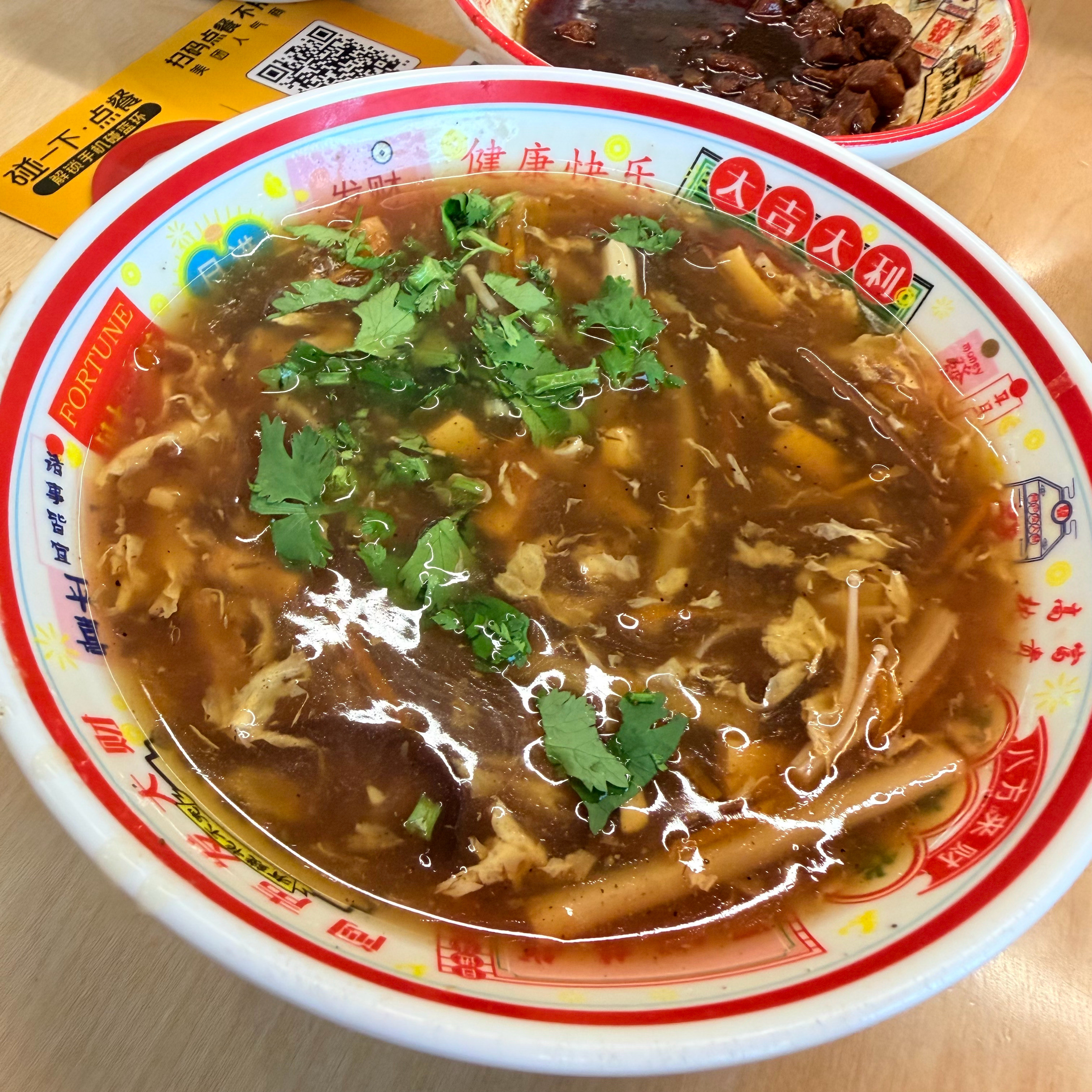 今天中午随便吃点就不在家里做饭了点了个卤肉饭加了两份肉这吃完得胖三斤还点