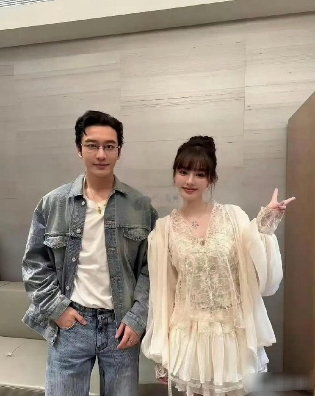 黄晓明这么多年了审美真是没变啊，喜欢固定类型的女生。