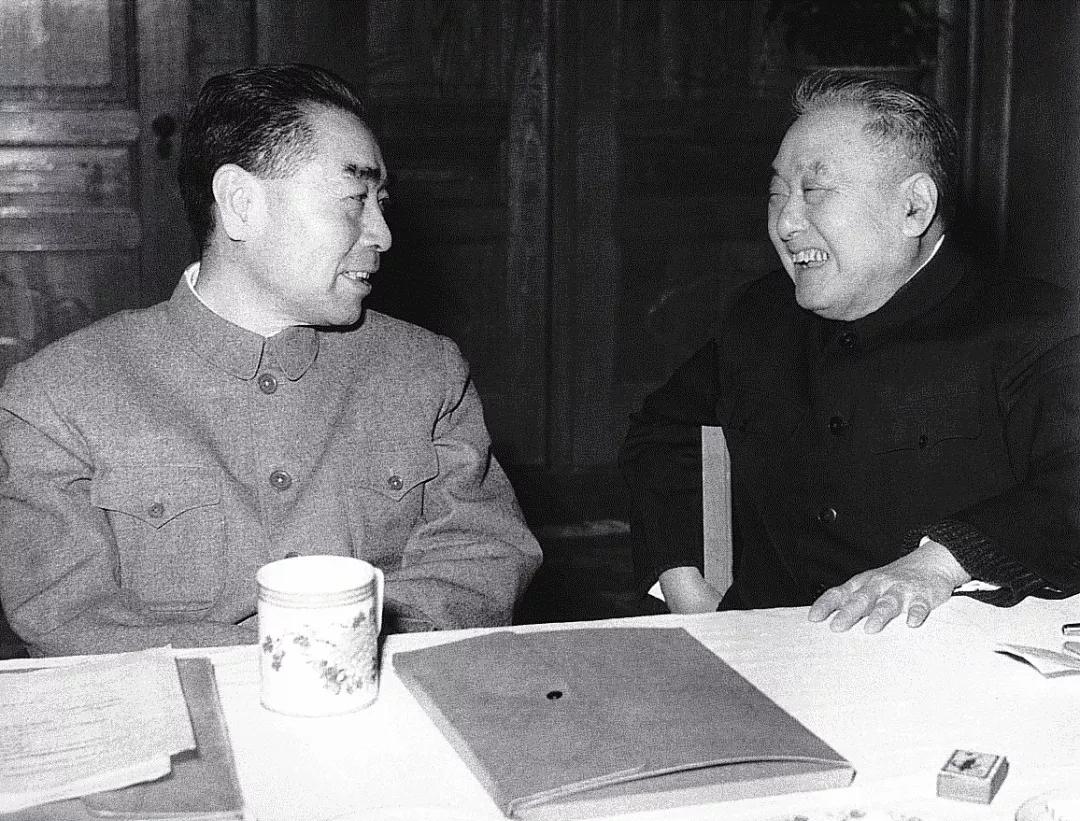 1949年，周总理到傅作义家中做客，突然发现傅作义家中有警卫部队驻扎，他眉头一皱