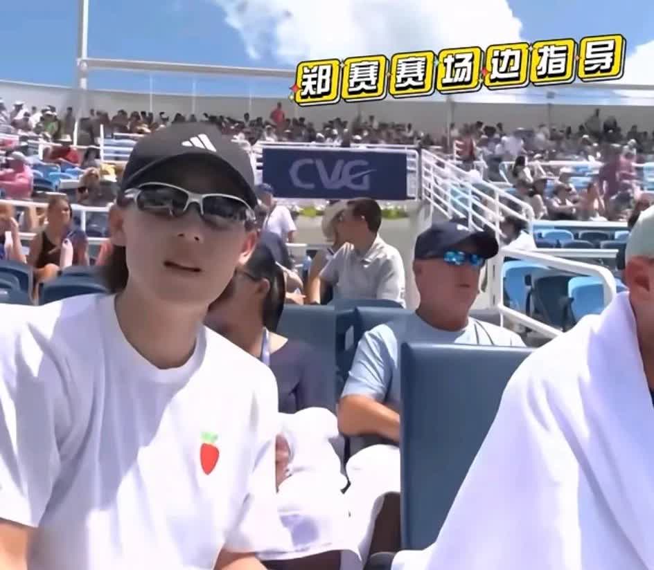 王欣瑜对阵高芙，郑赛赛场边给出指导:打反手斜线，不要瞄着她的正手打，她的正手好着