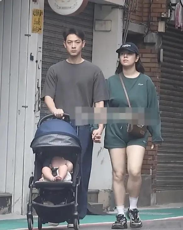刘品言夫妇一家三口现身街头，半岁女儿坐婴儿车，白白胖胖太萌了！