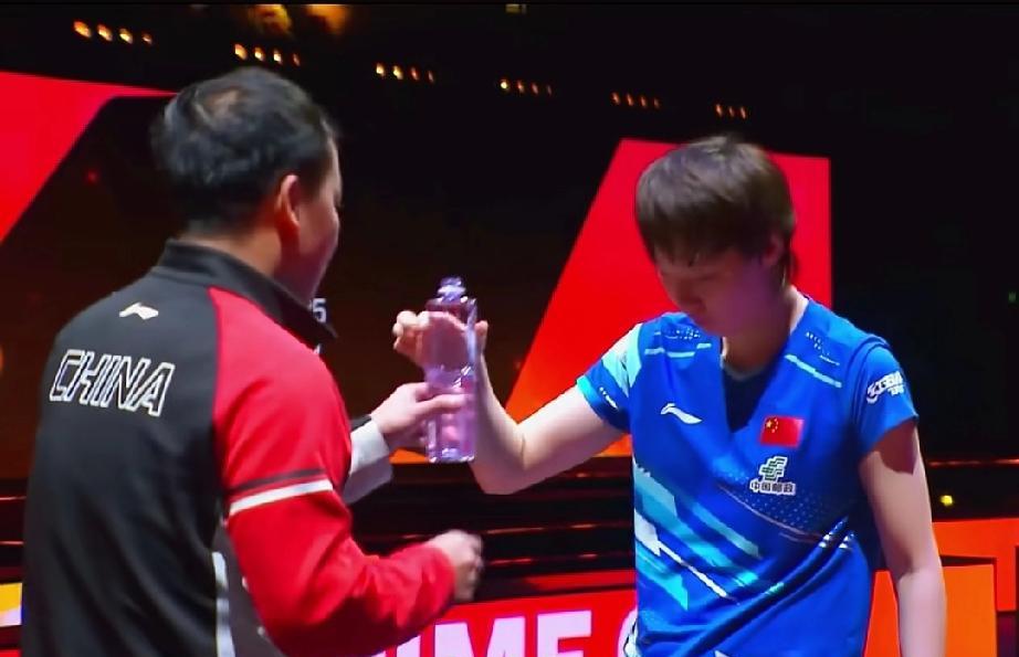 你以为水瓶交接是小事？王曼昱这个动作，撕开职业运动员最隐秘的伤疤。画面定格：