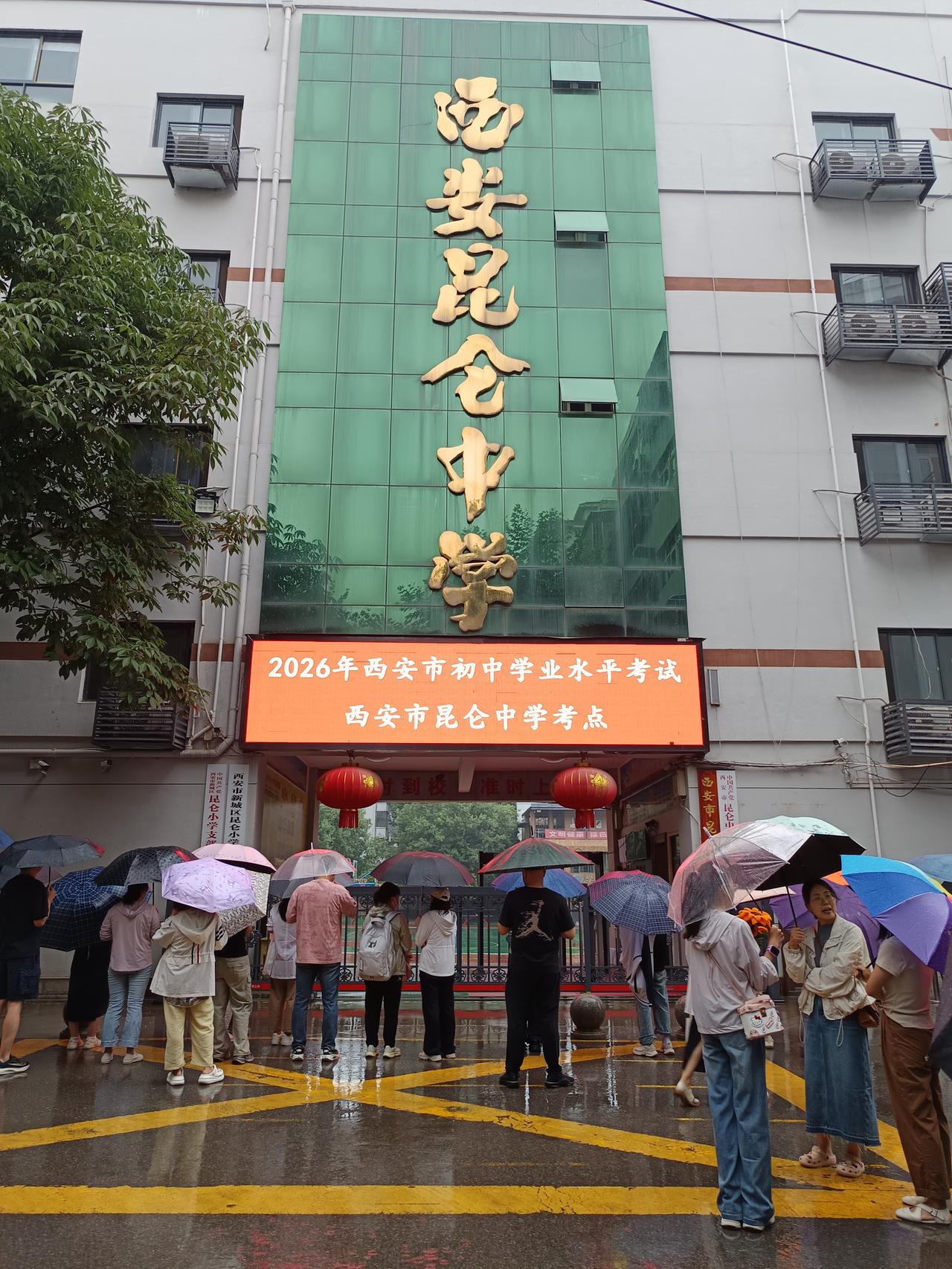 2026年6月21日，陕西省中考第二天迎来中雨，家长在大雨滂沱中等待孩子走出考场