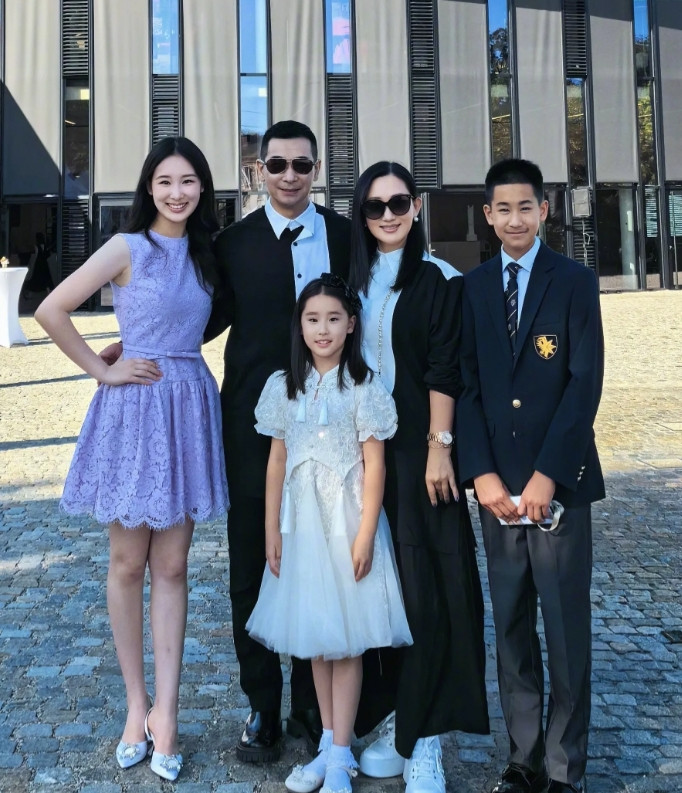赵文卓大女儿都高中毕业了，小姑娘不仅人长得漂亮成绩更漂亮，毕业拿了多项大奖，这三