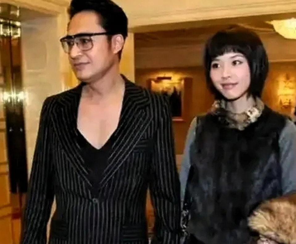 一觉醒来，吴佳妮估计挺后悔的马景涛直播时晕倒，据说马景涛已连续直播4天了