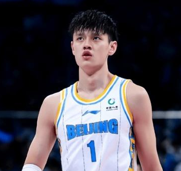 北京男篮和曾凡博的续约还在沟通中。据媒体人三土带刺透露，北京男篮和曾凡博的续约还