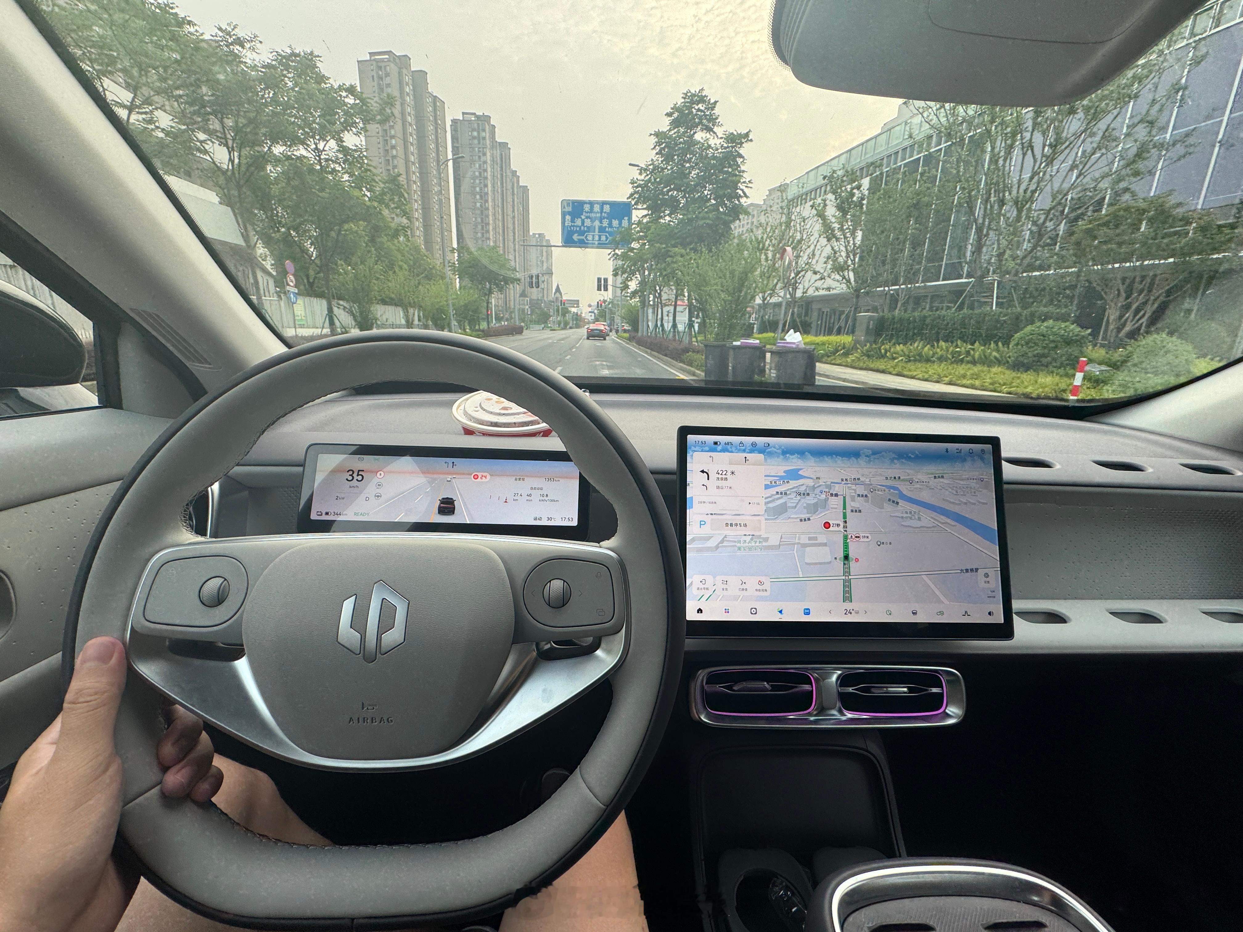 零跑B10这车越开越顺了，音质也不错。今天的天气好，不冷也不下雨，能耗就只有百公