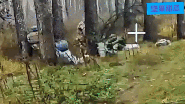一群乌军在树林休憩，估计太累了，有些人甚至睡着了，俄军一架FPV无人机摸了进来，