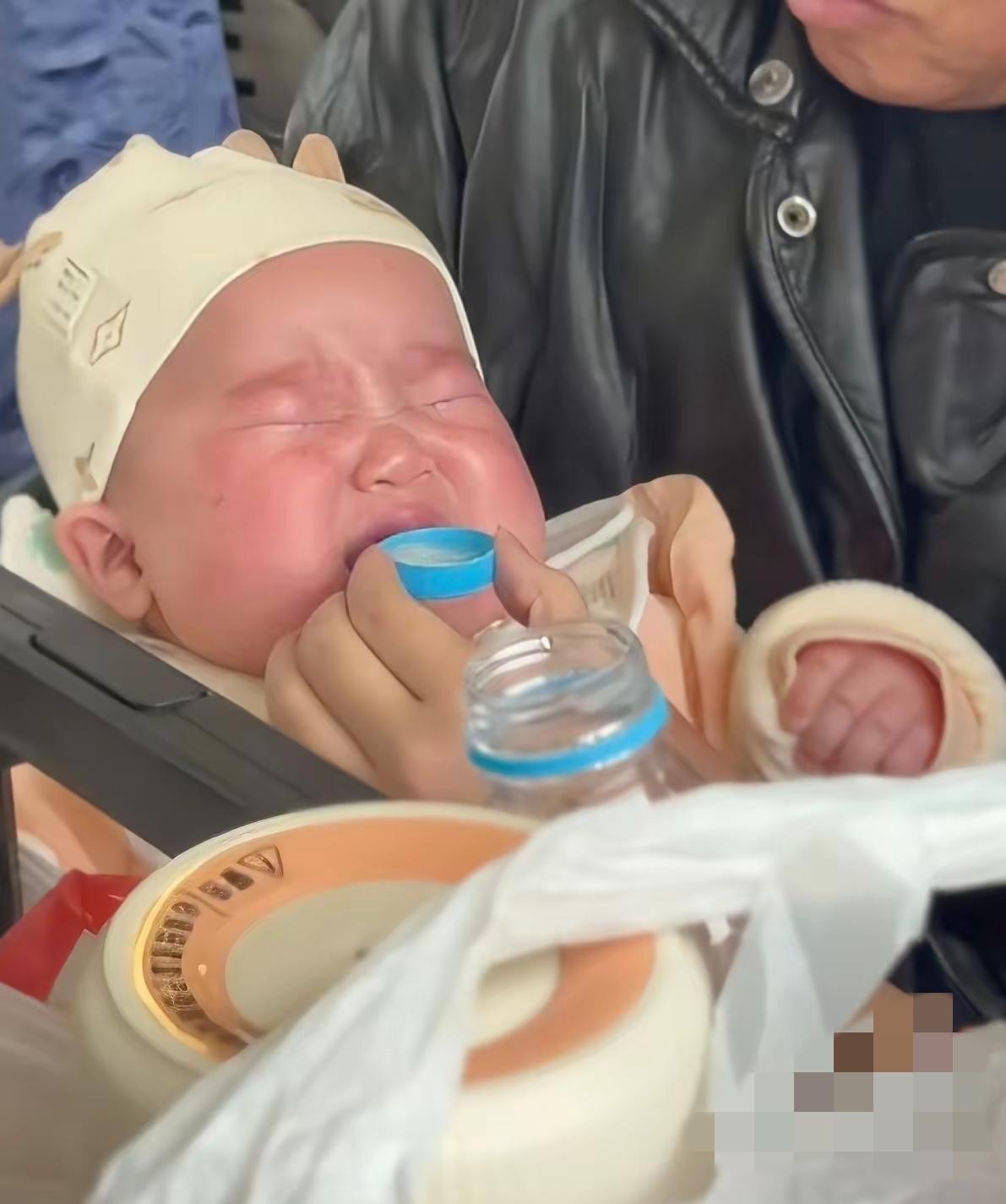 K234次列车上，宝妈忘带奶瓶，宝宝饿得大哭，妈妈急到崩溃，就在所有人都束