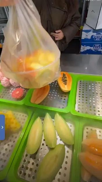 太坑了！广东，男子在景区买水果捞，挑完水果后，店主拿到案板上切，周围挡的严严实实
