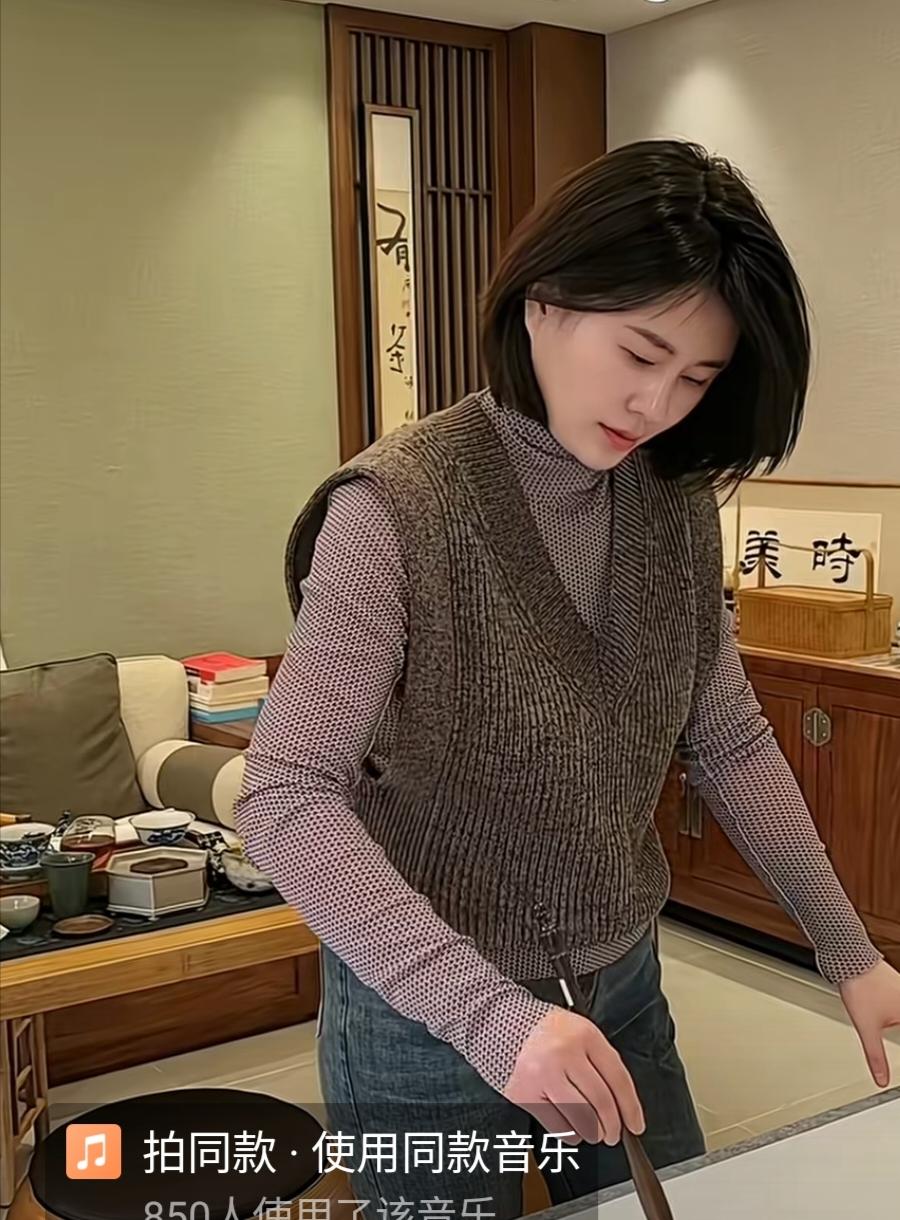 一位美女书法家。字写的咋样没看出来，毕竟现在写毛笔字儿的人挺多的，像模像样，至于