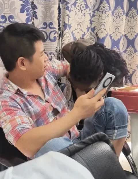 一位中国老板在非洲国家:加纳，开超市谋生。结果他却遇到一名当地黑人女孩的骚扰，从