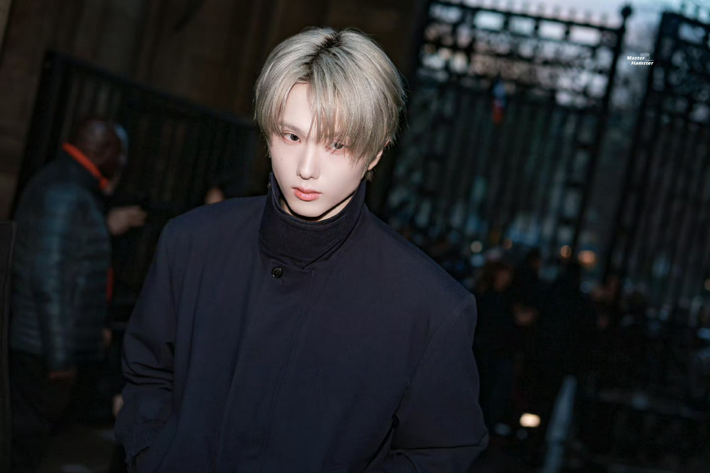 朴志晟xSYSTEM2026秋冬大秀好像某个动漫人物出现在巴黎，银灰发与秀