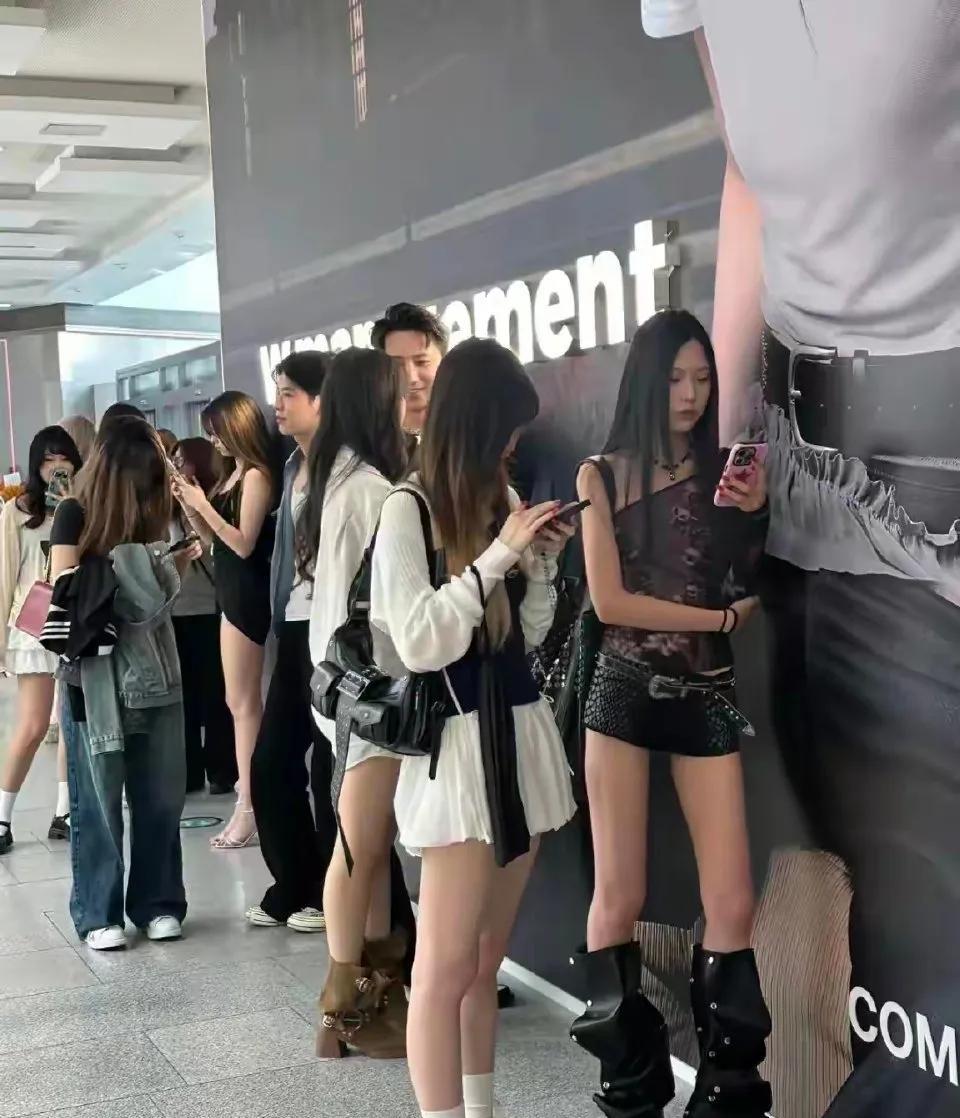 好多漂亮的女孩子呀，夏天穿靴子会臭脚吗？
