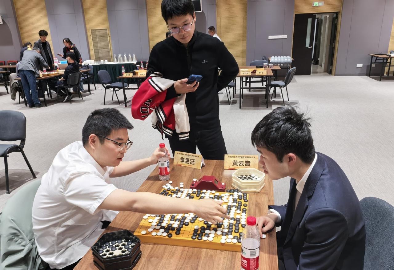 第20届倡棋杯十六强战况点评及八强战前瞻。本轮冷门迭爆、罚点决胜频发，00后