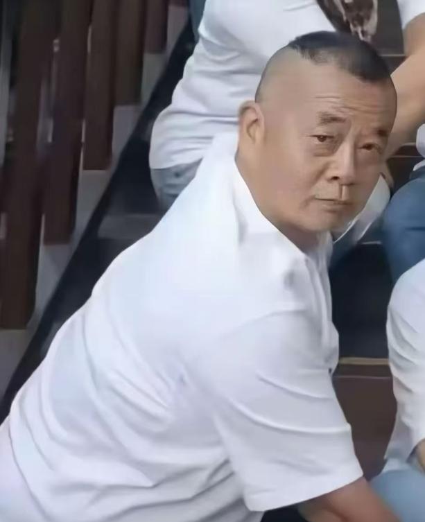 痛快！伊犁警方终于出手了。重庆王先生一行在新疆伊犁搞了不少骚操作，警方已调取监控