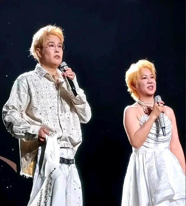 突然想明白一件事，为啥这两年小沈阳两口子像疯了一样到处开演唱会。不是什么人过中