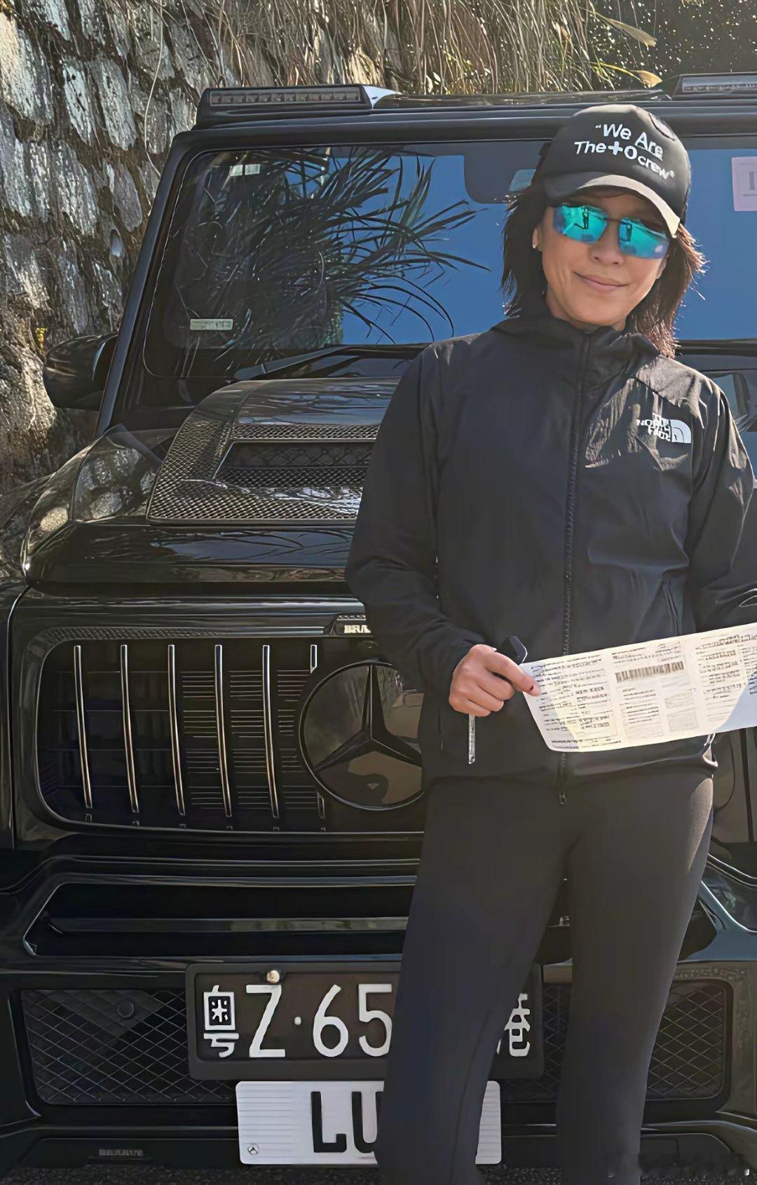 刘嘉玲也是倒霉，新年第一天，开着自己的奔驰豪车出门，就被交警贴了罚单。该说不说，