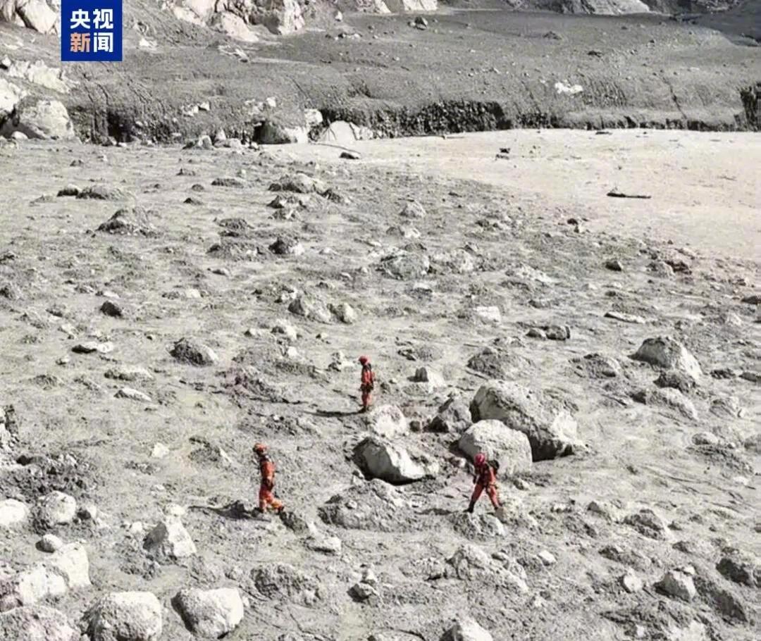吉隆泥石流已致5人遇难558人失联央视新的救援画面，第一批救援人员已经抵达国门，