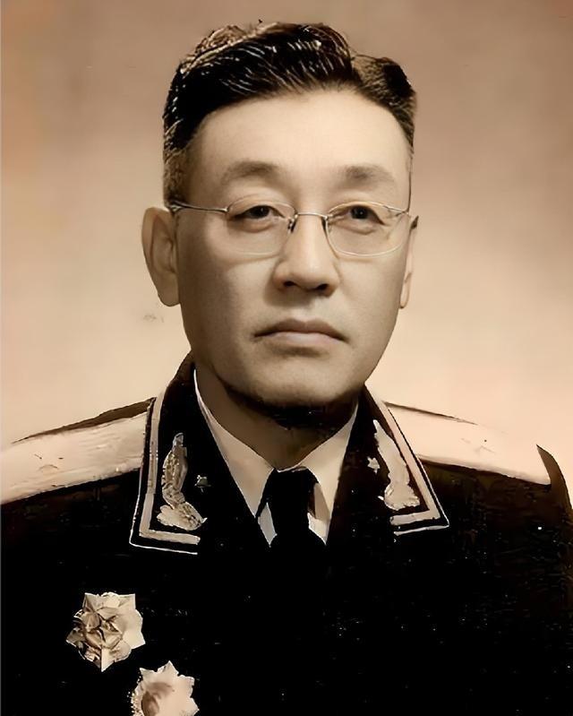 1955年‌授衔时原定授予他大校，经毛主席干预改为‌少将‌，是全军唯一副
