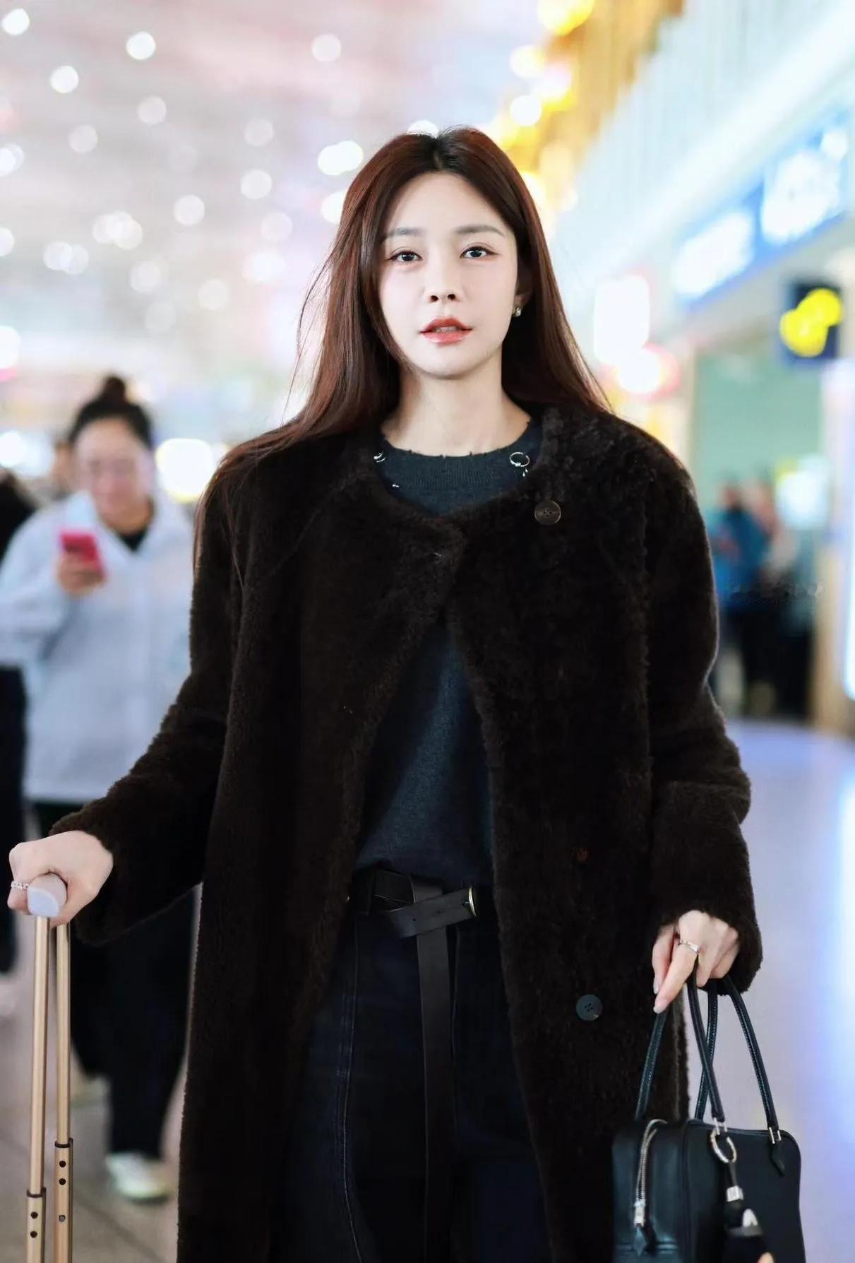 沈梦辰的棕色大衣穿搭，把高级感焊在了身上！一件深棕色的毛绒大衣，搭配一身A
