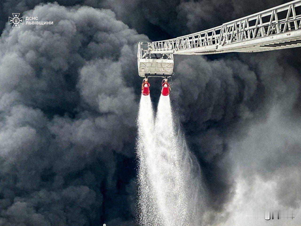 【俄军打击敖德萨-布罗迪输油管道：配套储油库起火】乌军相关频道消息，利沃夫州