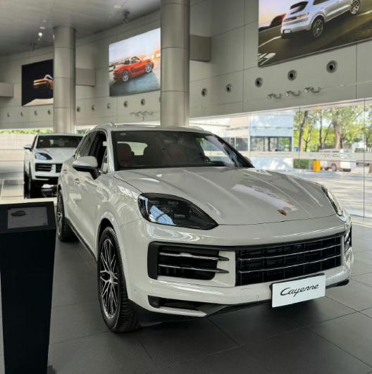 最近推出的26款保时捷卡宴多出了全新的哑灰色外观以及树莓紫的内饰。该说不说，内