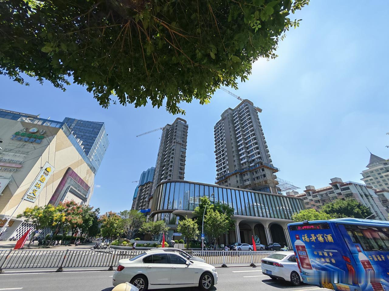 以前的观念是别墅好于大平层，现在好像观念改变了，很多人都去买大平层，放弃购买别墅
