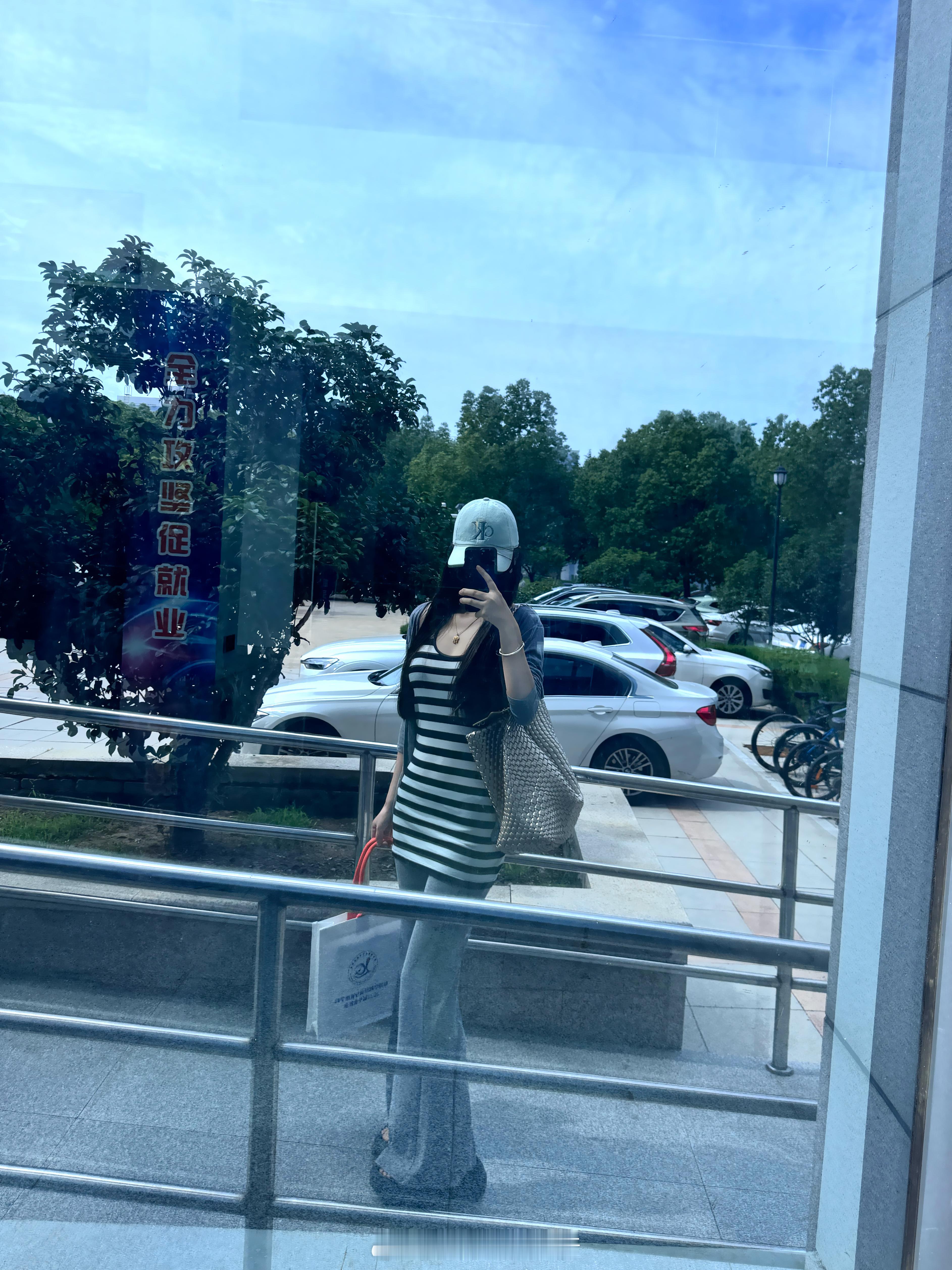 今天拿了毕业证彻底不是学生了这两天嗓子发炎好疼但是今天吃了好多东西火锅鸡泡