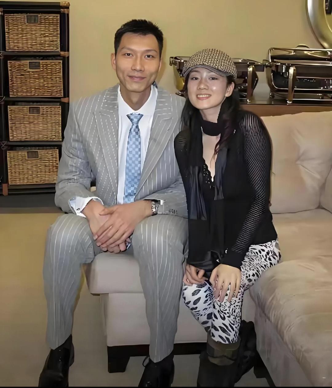 巩俐凑近易建联合影，感觉阿联有些不自然，22岁的他有些腼腆。拍摄这张照片时，