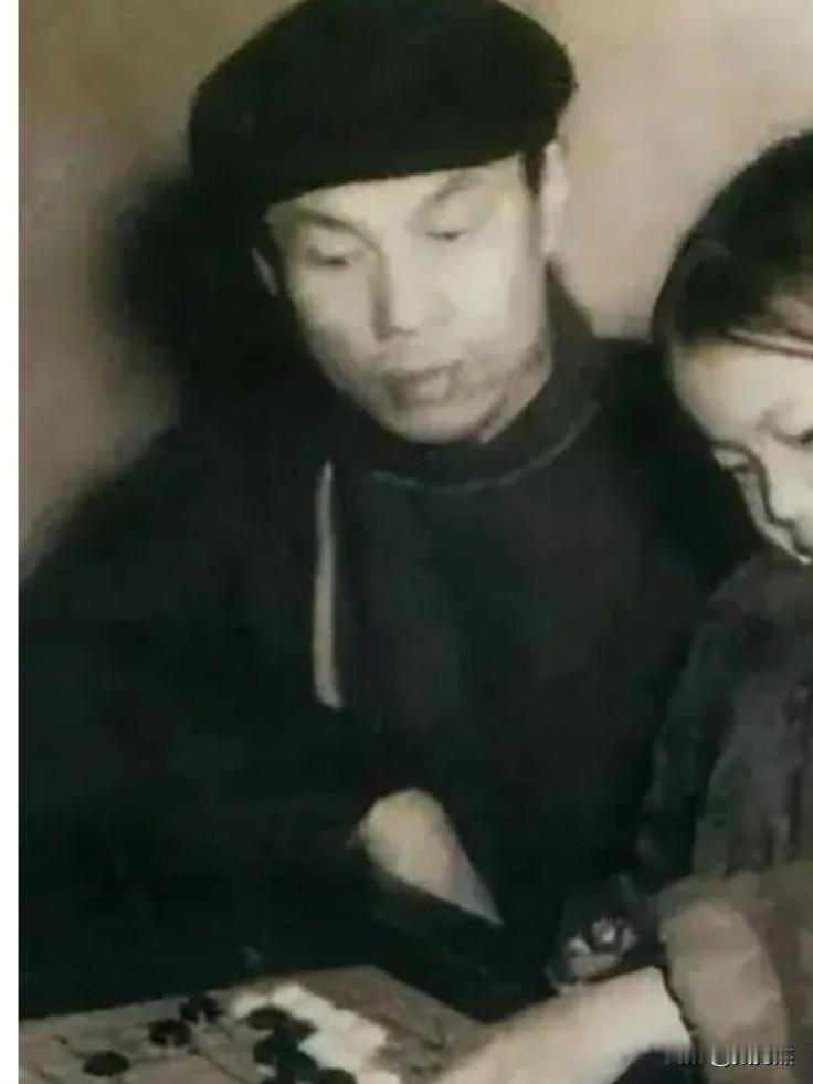 聂卫平第一任老岳父，名字叫孔凡章，是孔祥明的父亲。籍贯四川成都，1914年4月出