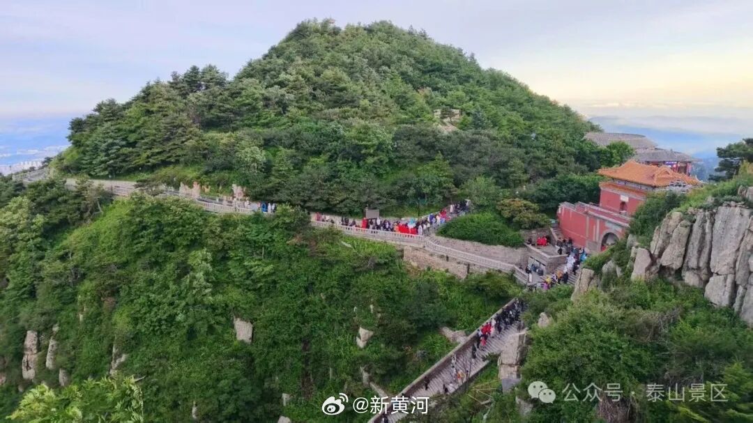 【#泰山里藏着绿野仙踪#】近日，山东泰安。夏至甫至，暑气初临，城中已有淡淡燥热漫