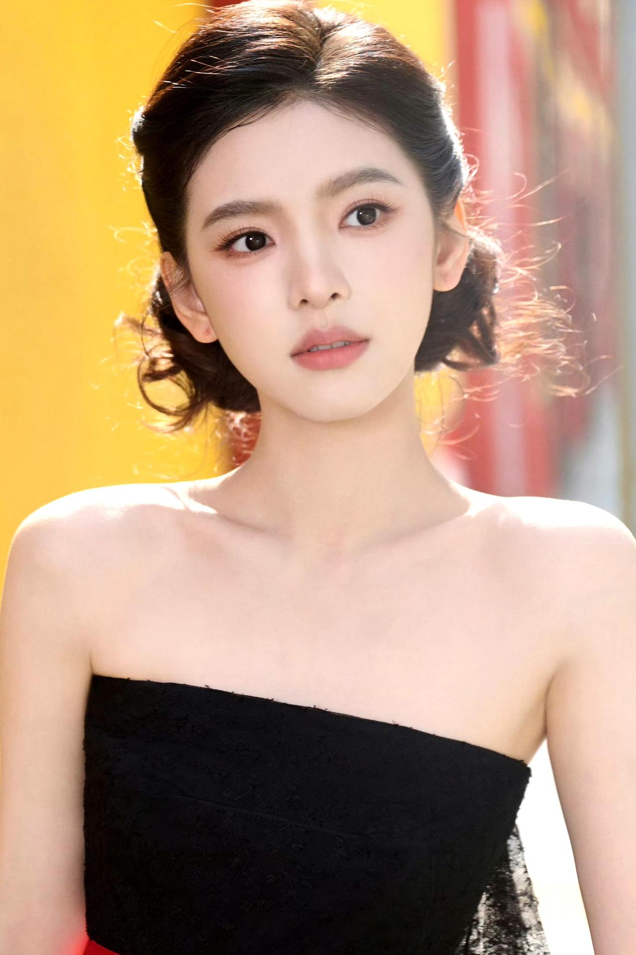 章若楠黑裙红带杀疯了！这颜值氛围感直接封神！章若楠氛围感美女明星穿搭