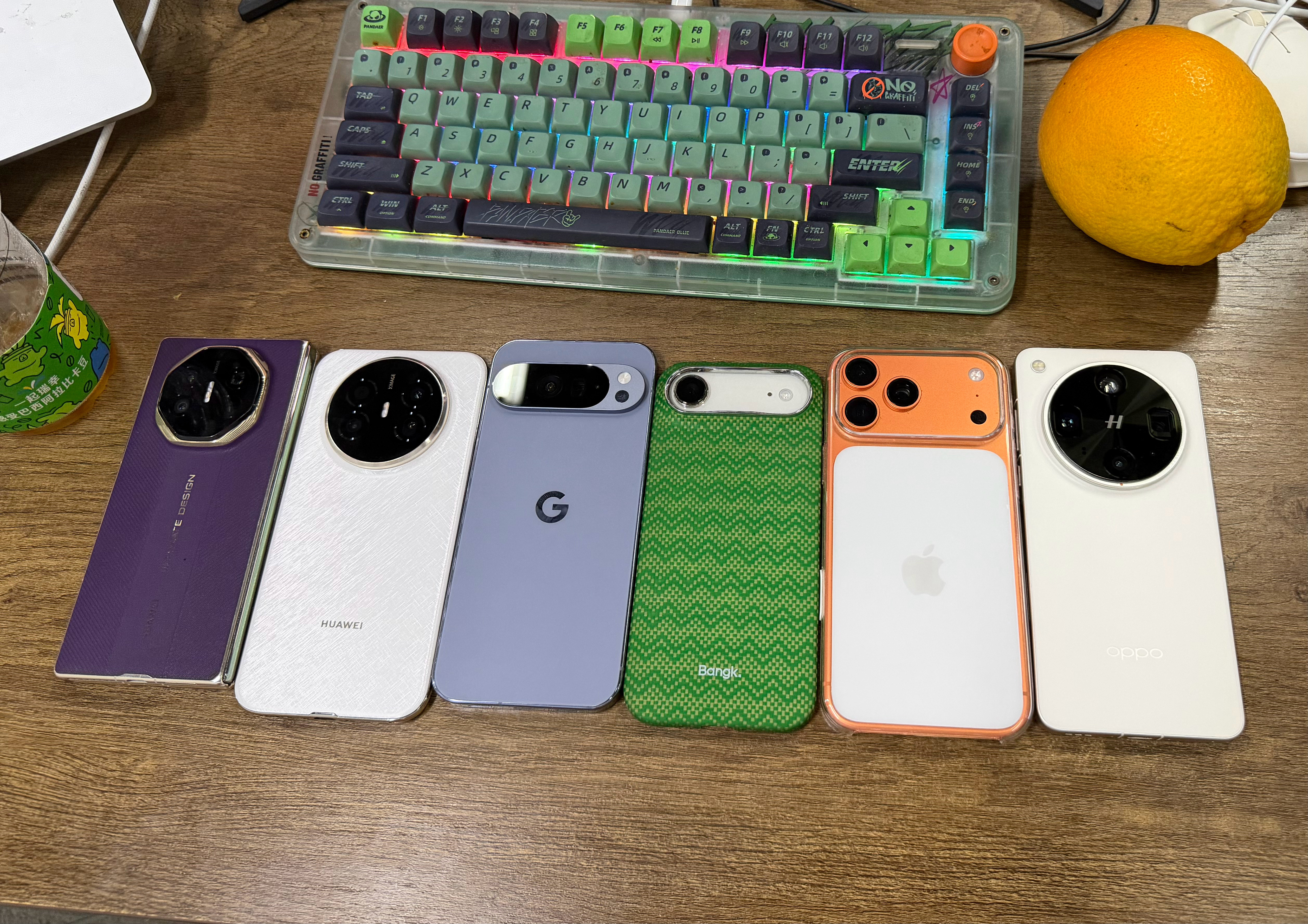 同事不打算年底回家相亲了，挣的钱基本买手机了