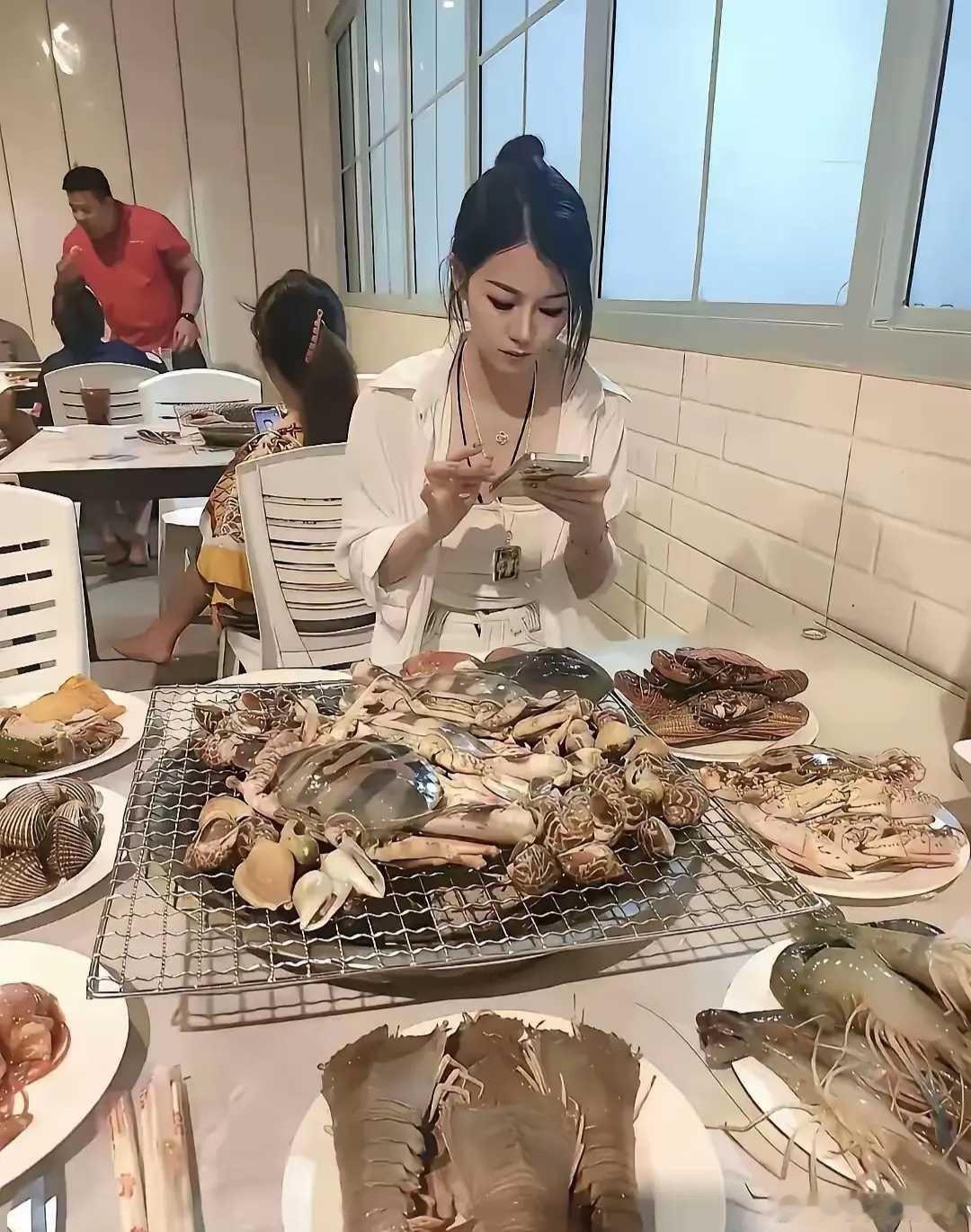 终于奔现了，第一次线下约会这个妹子点的菜，我该怎么办？