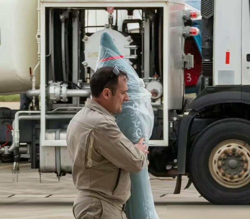 俄罗斯飞行员到南昌“进货”：成箱啤酒搬进机舱，抱着“东风-5C”一起回家。11月