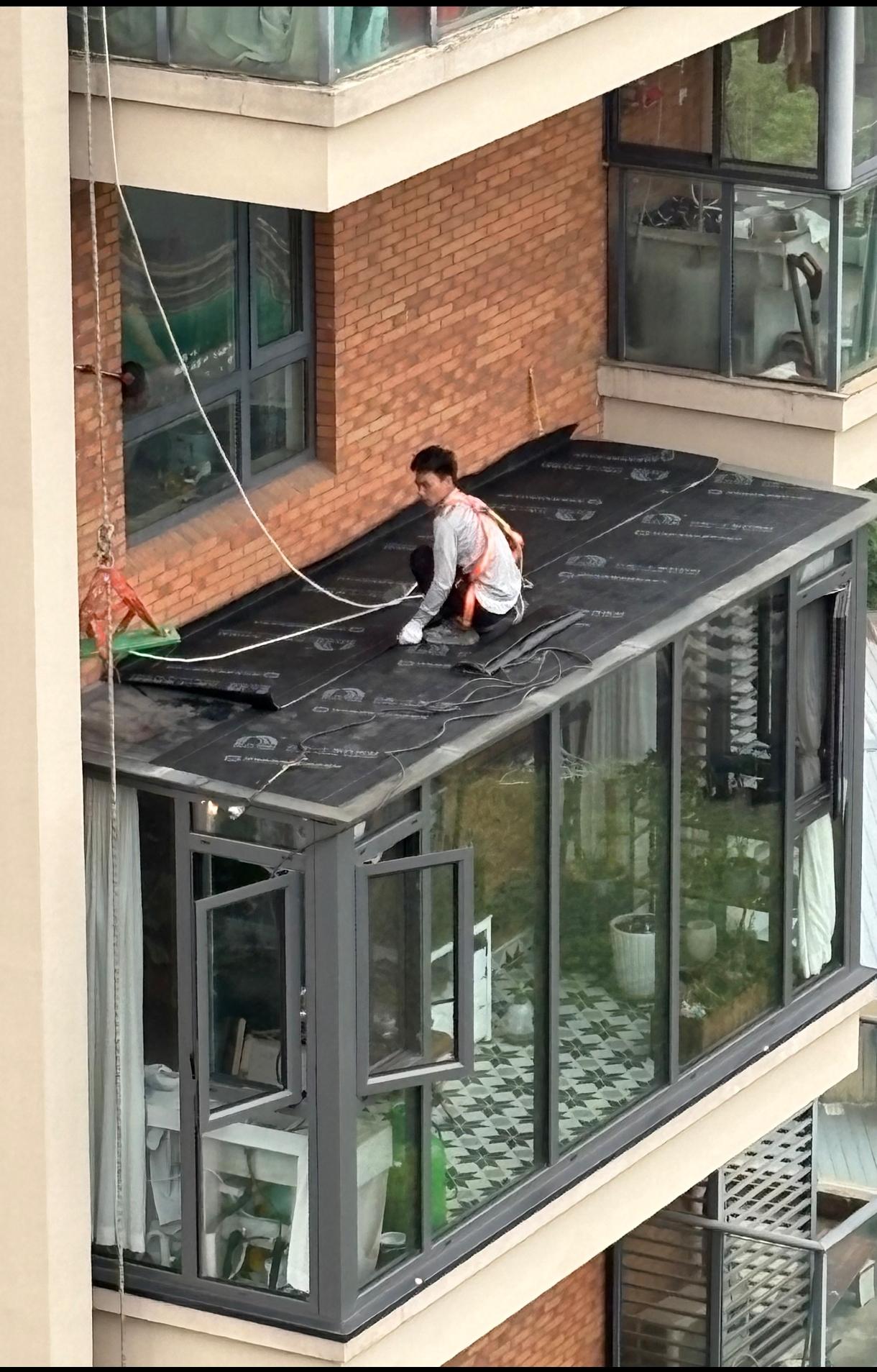 你这个阳光房是不是做的有点高，都到别人窗下面了。不过还好是做了斜顶漏水的风险小一