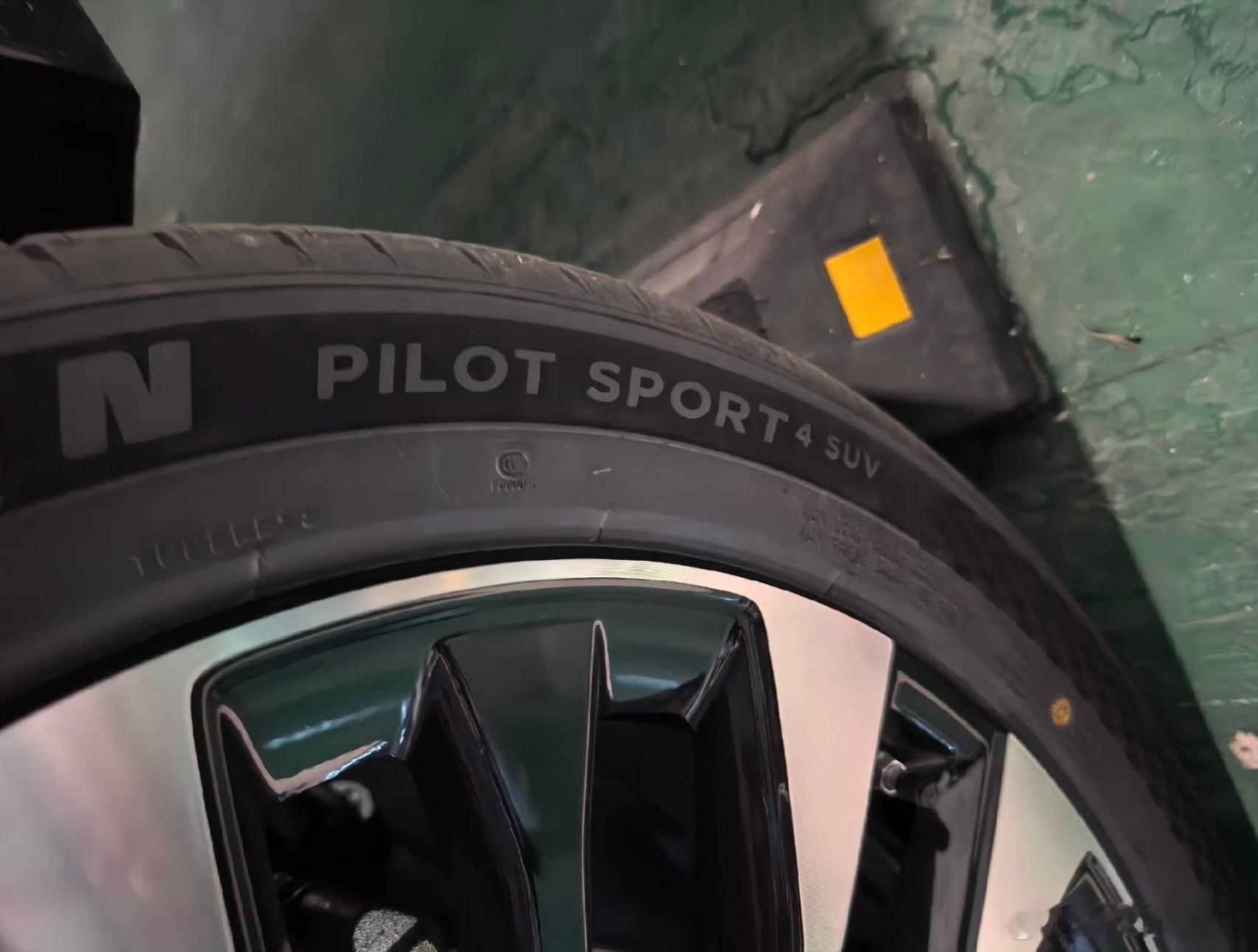 说实话米其林轮胎现在并不是什么大亮点，但是把21寸PS4放在十几万的华境