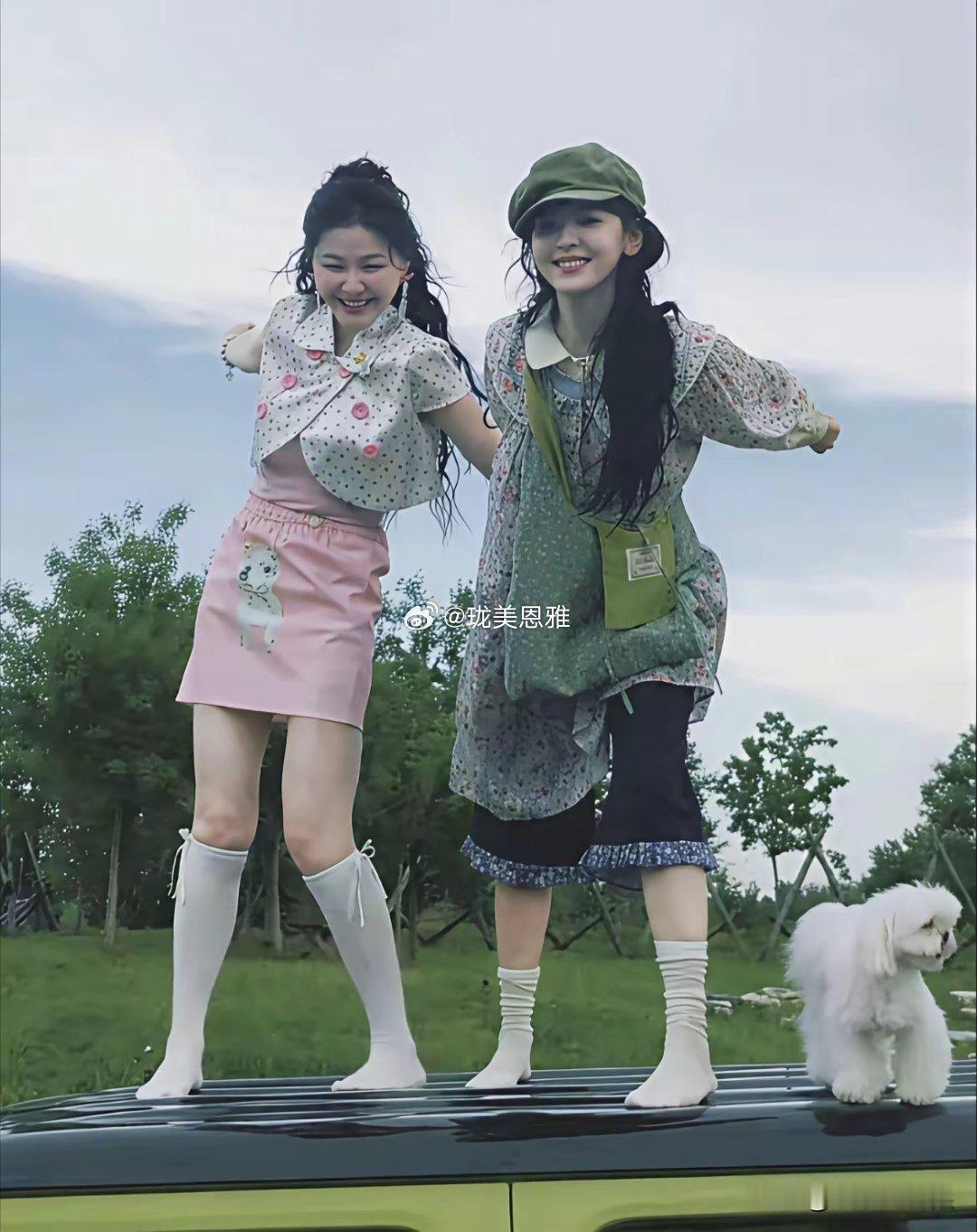 章若楠穿得乱七八糟的，但还是好美啊！​​​