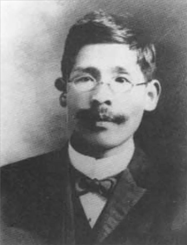 这张留存至今的老相片，记录下鲁迅的恩师“藤野先生”的模样。清瘦黝黑的面容，鼻梁上